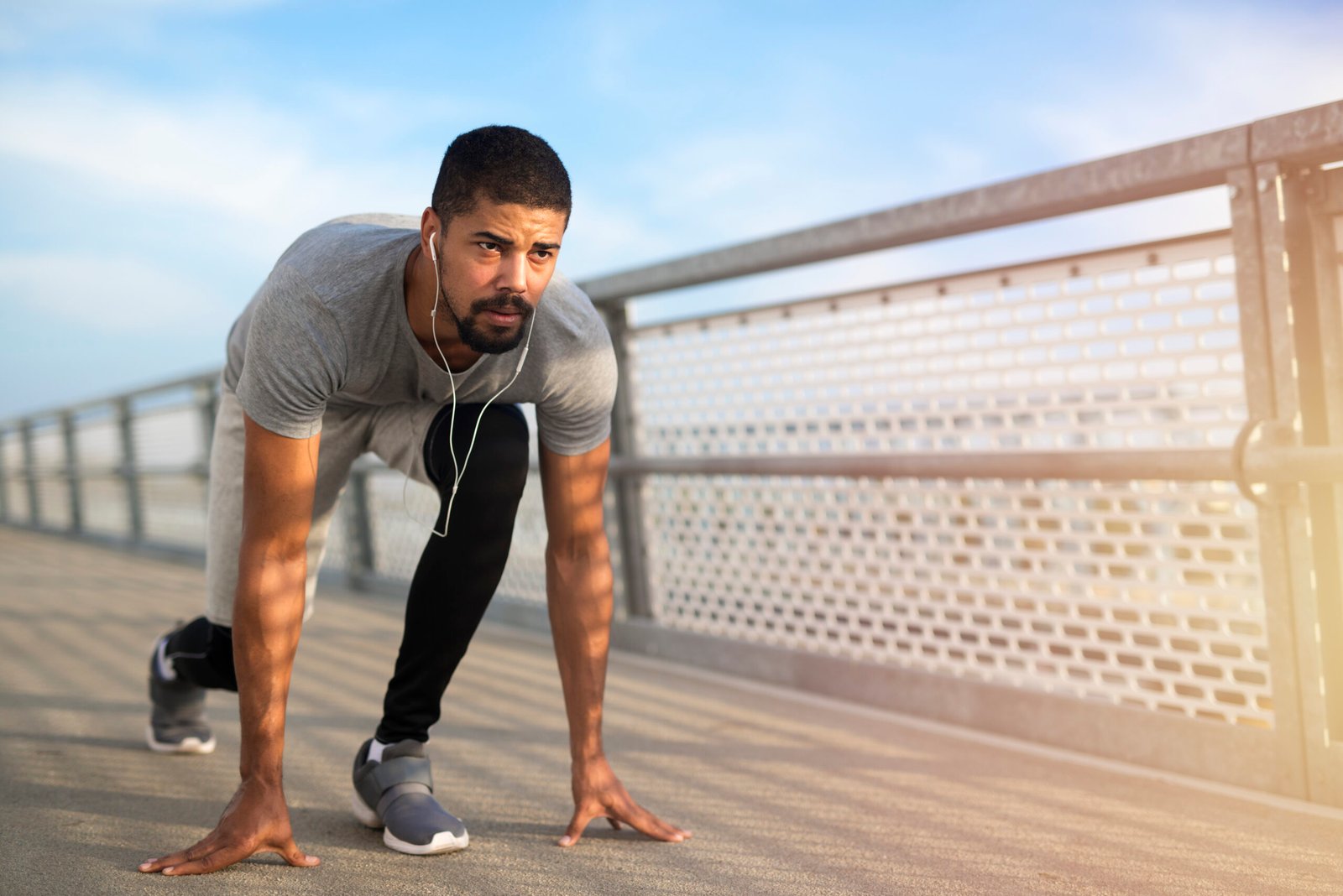 Sportif en plein effort bénéficiant d'une vision parfaite après chirurgie réfractive chez PremiumVision à Casablanca